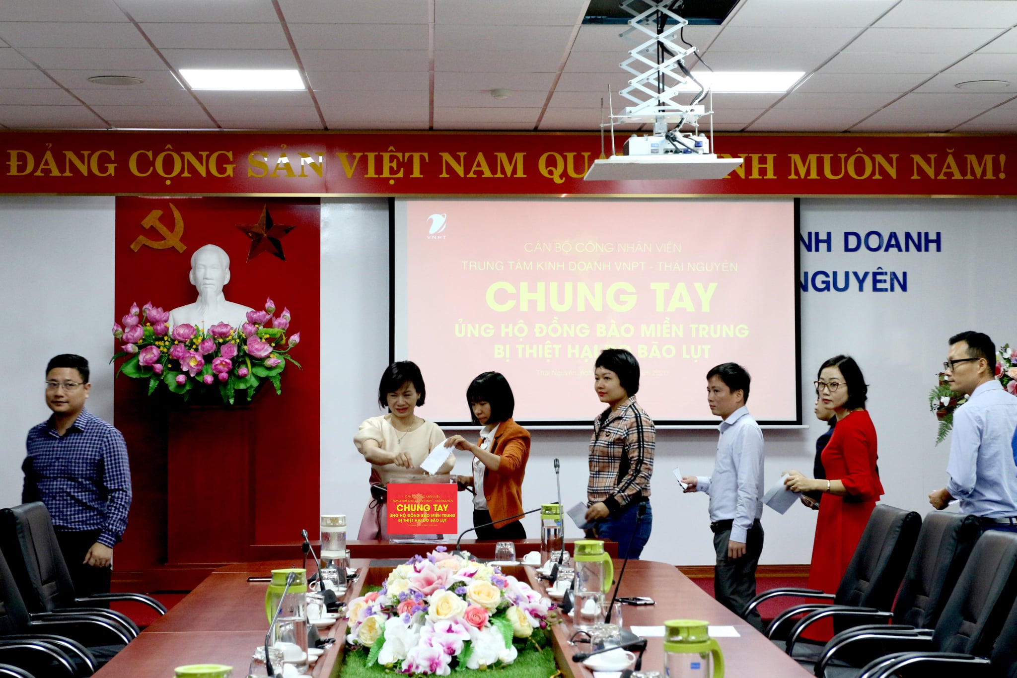 Những hoạt động thiết thực ý nghĩa của Công đoàn và Chuyên môn TTKD VNPT Thái nguyên hướng về đồng bào miền Trung Những hoạt động thiết thực ý nghĩa của Công đoàn và Chuyên môn TTKD VNPT Thái nguyên hướng về đồng bào miền Trung